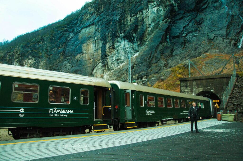 trem-oslo-myrdal-flam-flamsbana-noruega-alan-w-hfxv8q757rg-unsplash-train-myrdal
