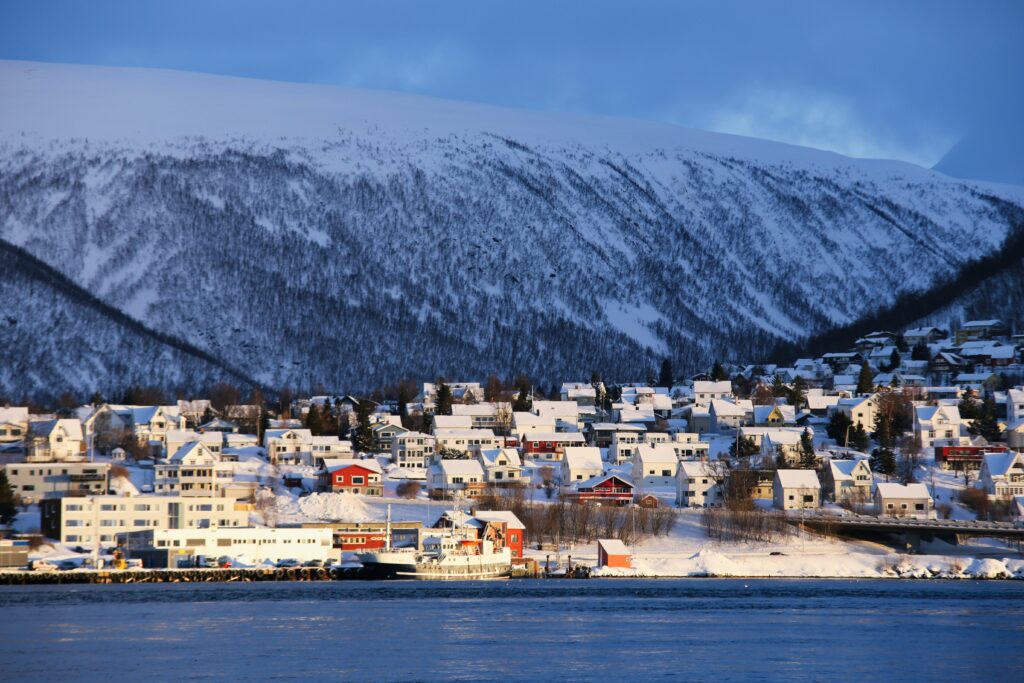 tromso-noruega-sebastian-herrmann-sjqv8veqyq-unsplash