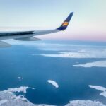 viagem-para-a-islandia-aviao-sobrevoando-reykjavik-nikolay-j78ncravn8c-unsplash