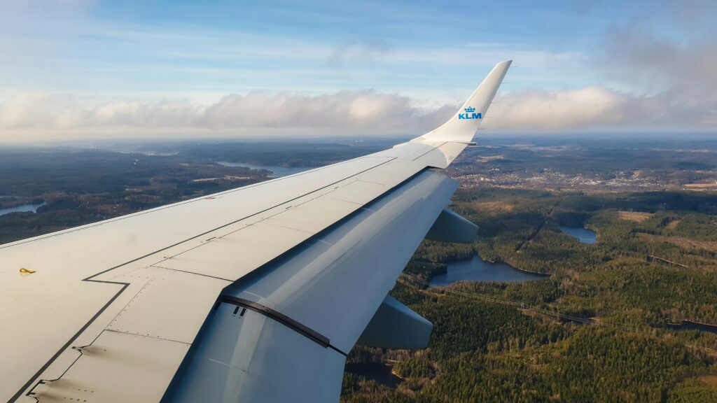 viagem-voo-suecia-aviao-miguel-angel-sanz-twwrxyvghyk-unsplash