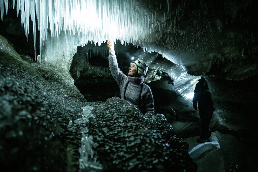 Caevrna de Gelo hurtigruten svalbard Ice_cave_with_snowcat_BILDE_3_Photo_Thomas__Griesbeck forn