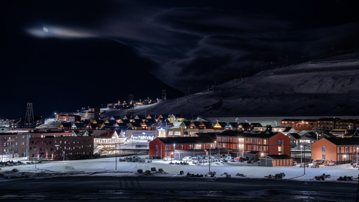 Longyearbyen Svalbard noite polar himmel-s-Q2seKZX8j2U-unsplash