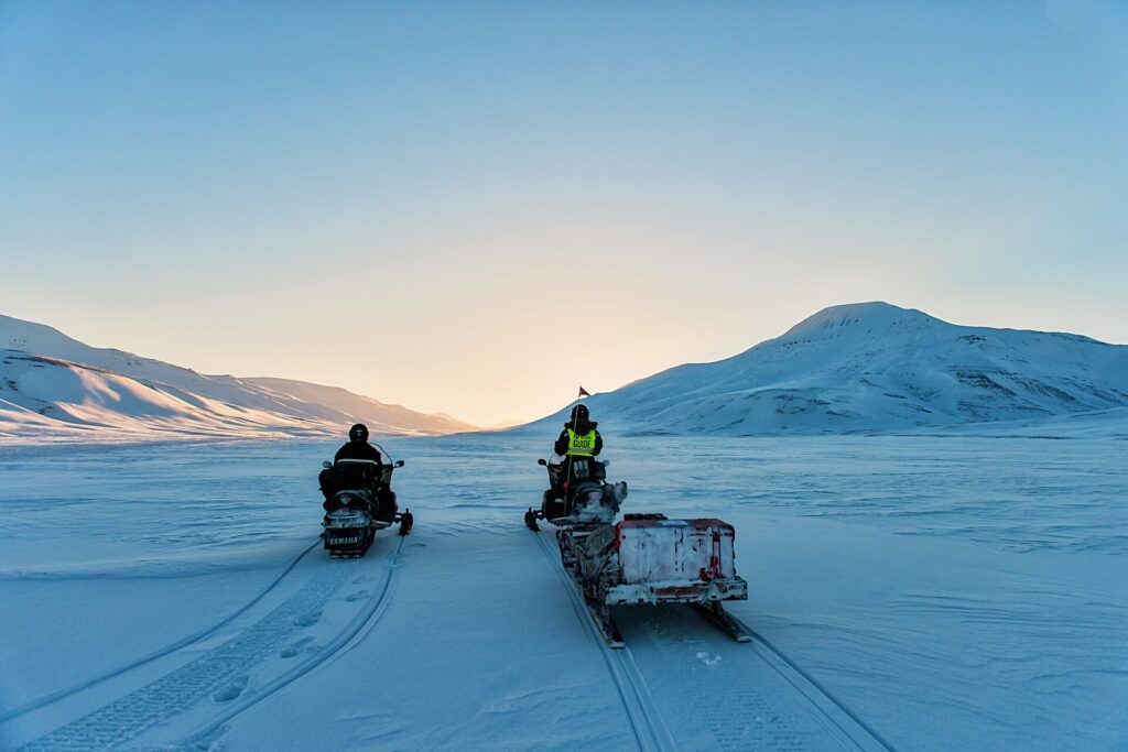 Snowmobile Hurtigruten Svalbard Elveneset_HGS_BILDE_2_Photo_Agurtxane_Concellon forn