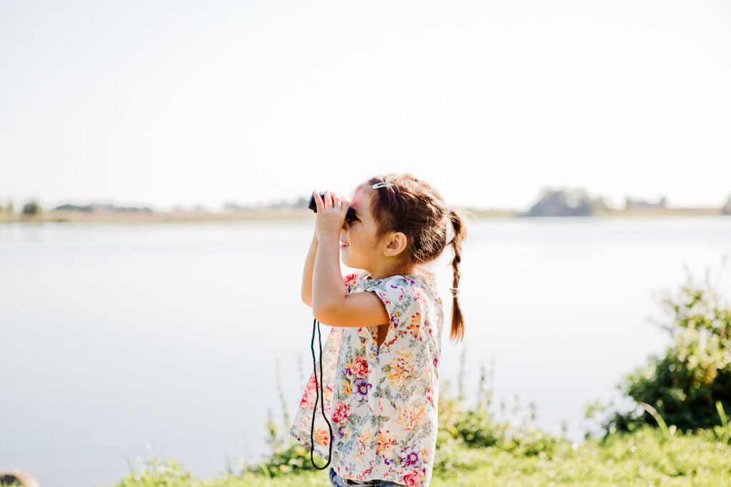 Söderslätt Skåne sul da Suécia criança com binóculo lina_roos-summer_holiday-5500