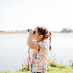 Söderslätt Skåne sul da Suécia criança com binóculo lina_roos-summer_holiday-5500