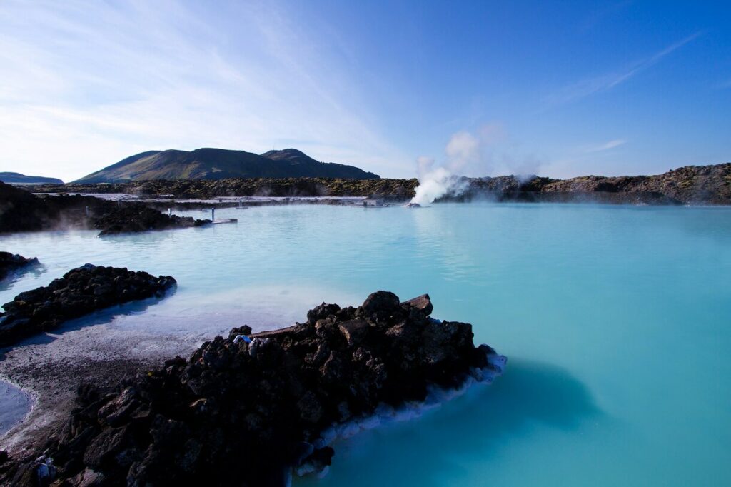 As águas turquesa da Blue Lagoon na Islândia