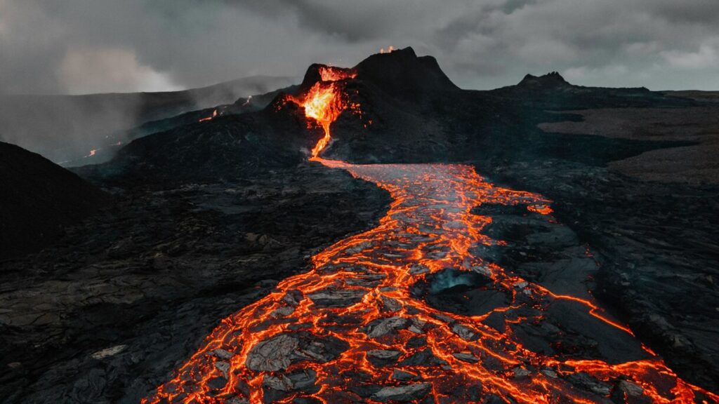 Vulcão em erupção com lava escorrendo, na Islândia.