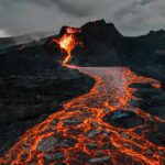 Vulcão em erupção com lava escorrendo, na Islândia.