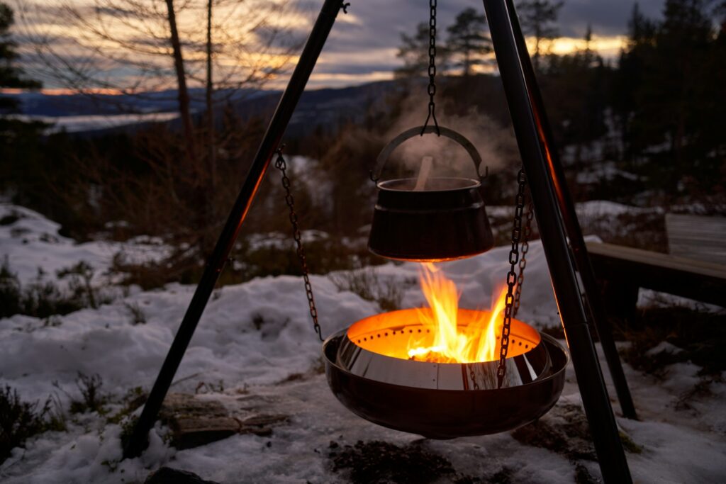 Cozinhando ao ar livre em Krøderen, Noruega.