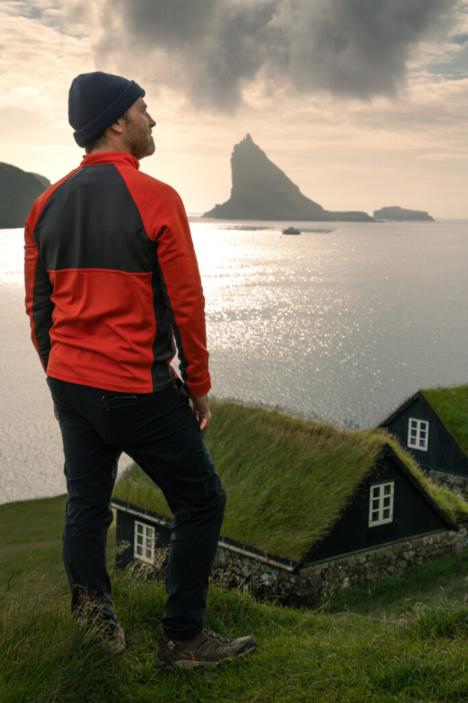 Bøur, com Drangarnir ao fundo