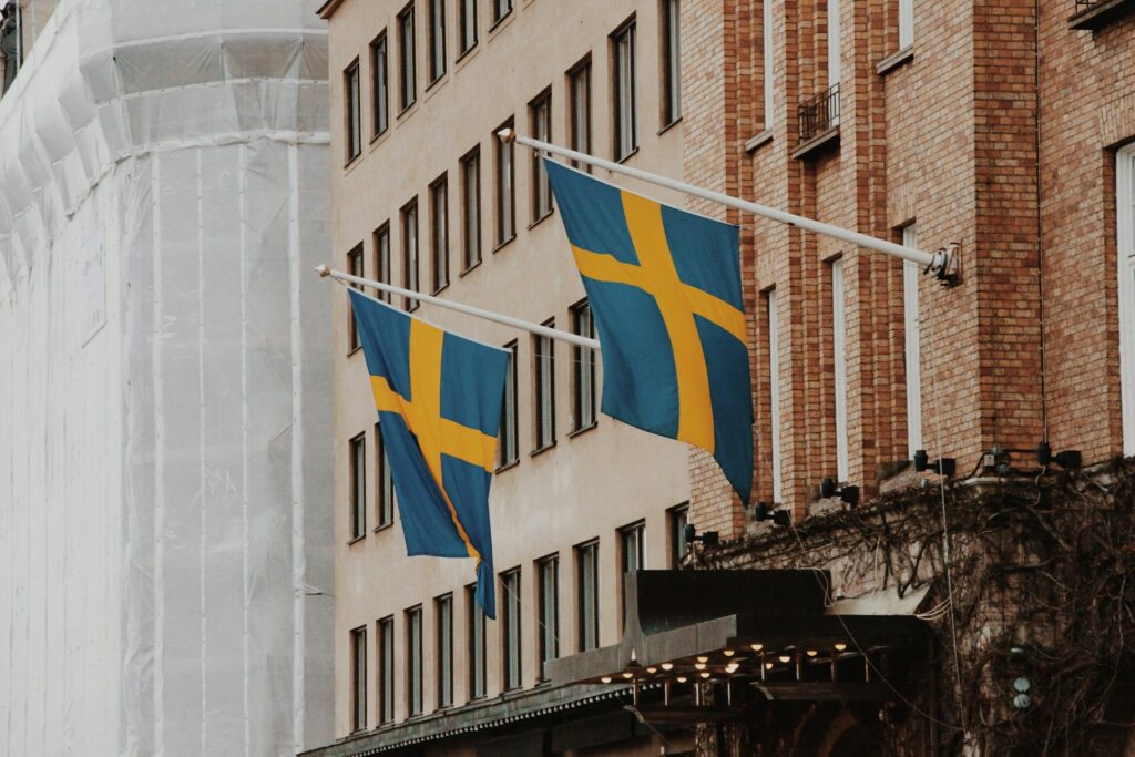 Bandeiras da Suécia hasteadas em Gamla Stan, Estocolmo.