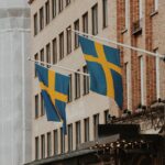 Bandeiras da Suécia hasteadas em Gamla Stan, Estocolmo.