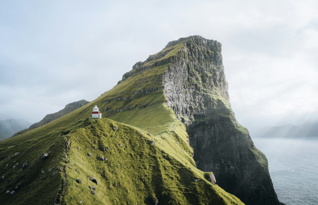 farol de Kallur na Ilha de Kalsoy nas Ilhas Faroe