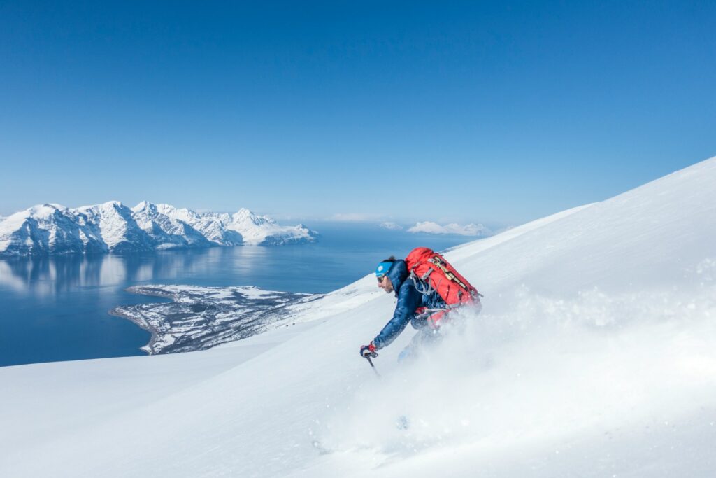 Ski esqui downhill no Lyngen Lodge Olderdalen Noruega hendrik-morkel-ySQF5oENkrw-unsplash