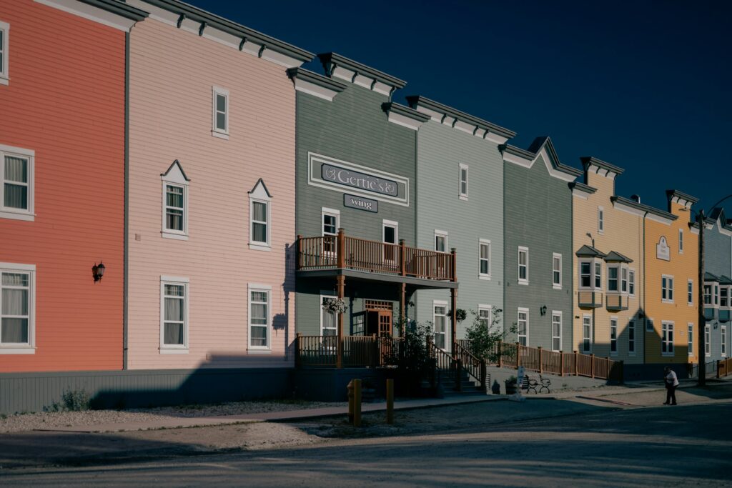 Fachadas de madeira em Dawson City Canadá
