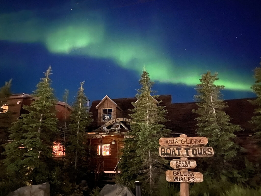 Lazy Bear Lodge sob a Aurora Boreal - Canadá FORN