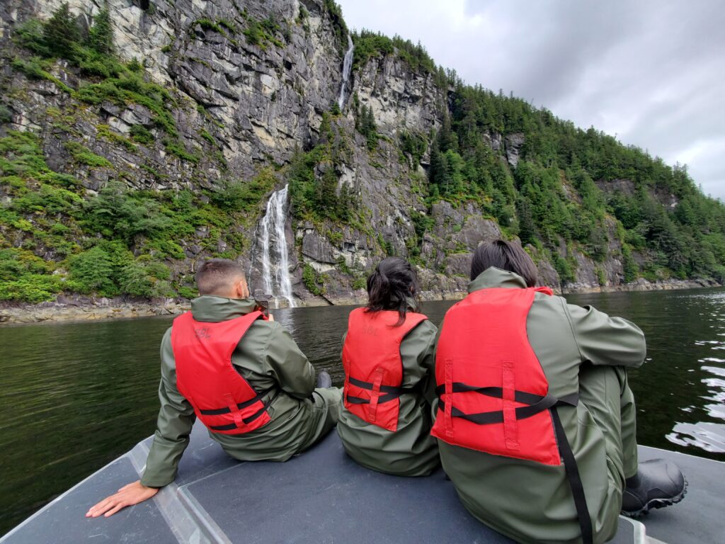 Pessoas em excursão de barco - Spirit Bear Lodge - Canadá