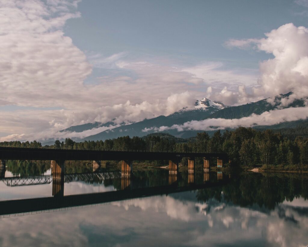 Ponte sobre rio em Revelstoke - Canadá