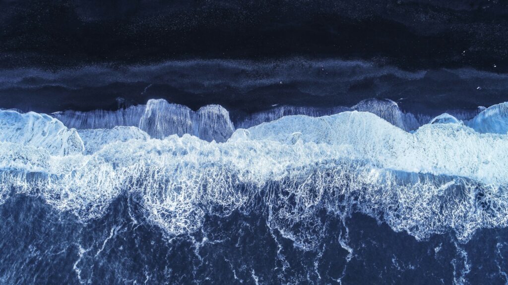 Ondas na praia de Reynisfjara – Islândia