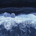 Ondas na praia de Reynisfjara – Islândia