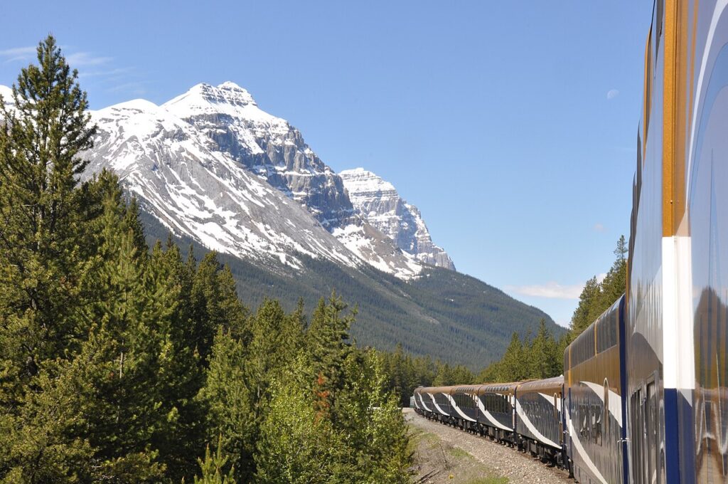 Trem Rock Mountaineer com Montanhas Rochosas ao fundo