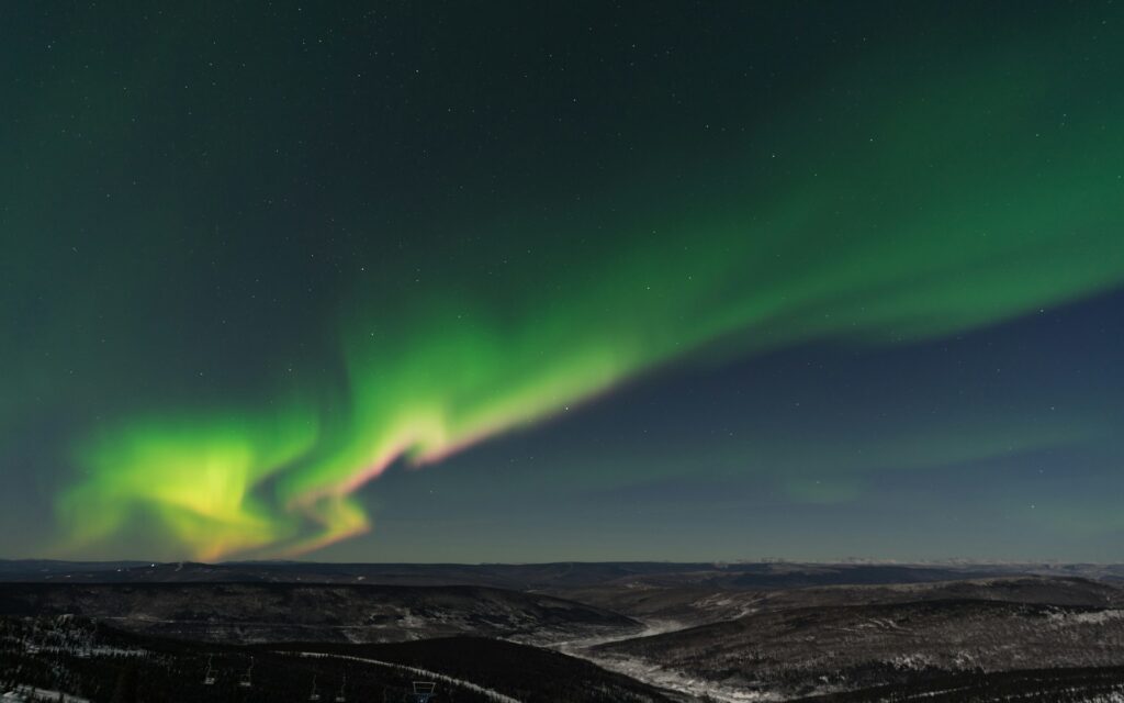 Aurora Boreal sobre Cleary Summit Aurora Viewing Area – Fairbanks – Alasca