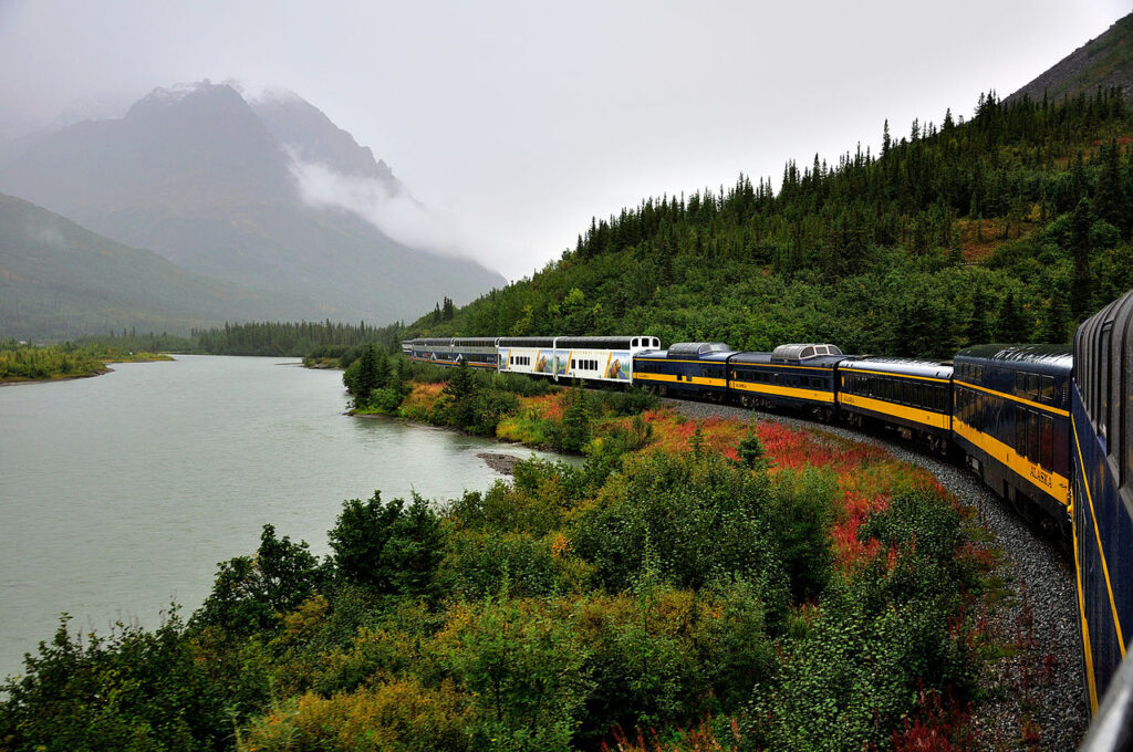 Alaska RailRoad - trem Denali Star fazendo uma curva perto de Denali - Alasca