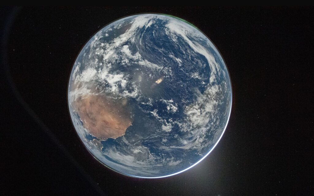 Foto da Terra vista do espaço com duas Auroras – NASA Reid Wiseman