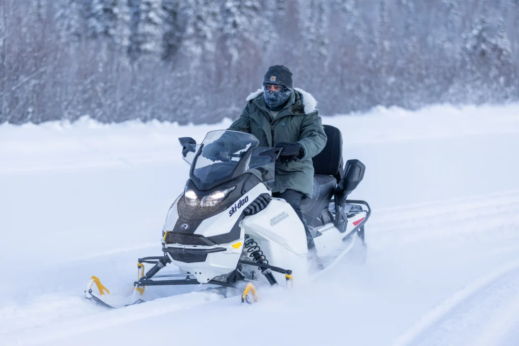 Snowmobile em Chena Hot Springs - Alasca - FORN
