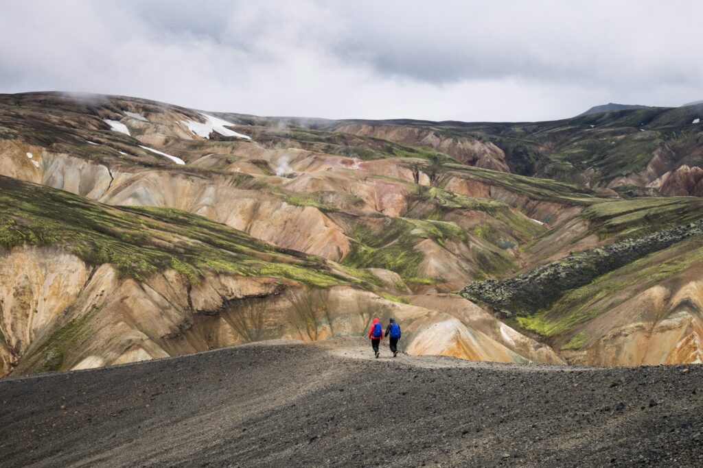 Casal caminhando em Landmannalaugar – Islândia