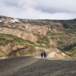 Casal caminhando em Landmannalaugar – Islândia