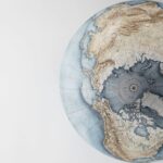 Globo terrestre com foco no Ártico e Polo Norte