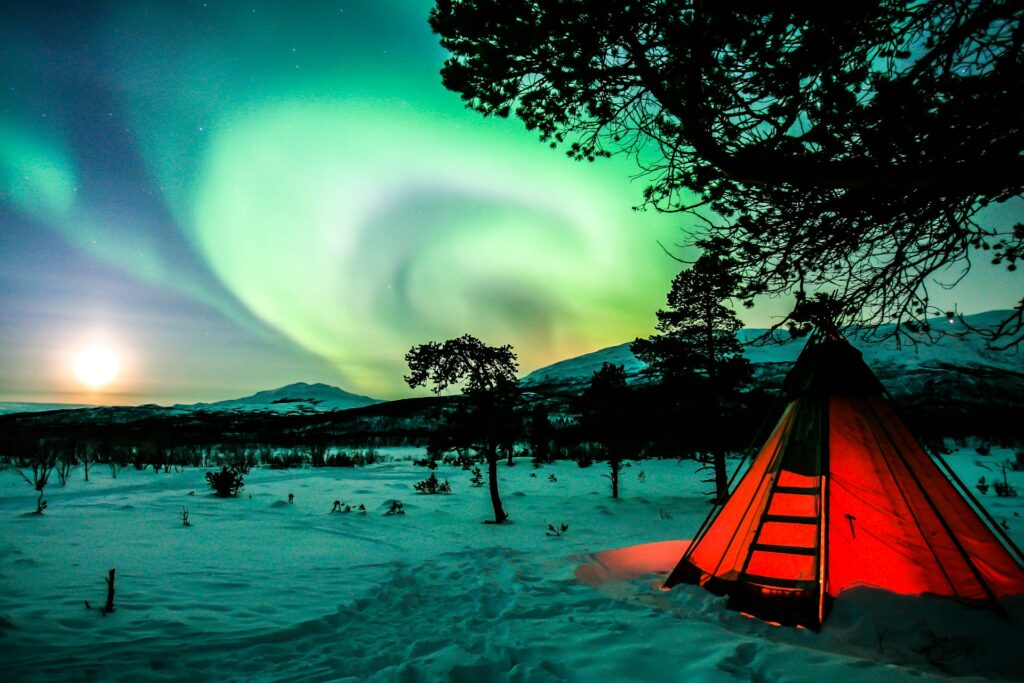 Barraca de acampamento sob a Aurora Boreal – Abisko – Suécia
