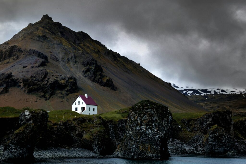 Paisagem com casa nos Westfjords – Islândia