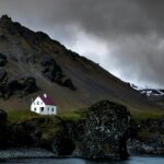 Paisagem com casa nos Westfjords – Islândia