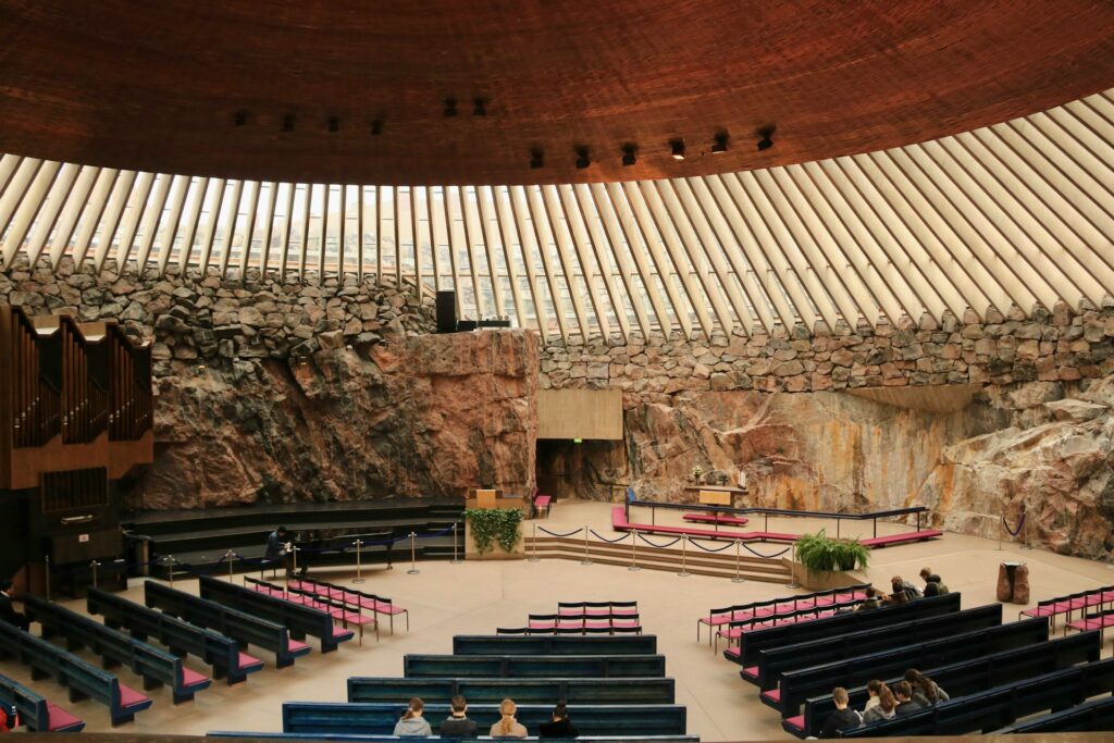 Interior da Temppeliaukio Kirkko – Helsinque – Finlândia hongbin-nU0PStgDsKU-unsplash