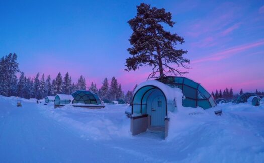 Roteiro pela Finlândia oferece opção de viver experiência única em iglus de vidro