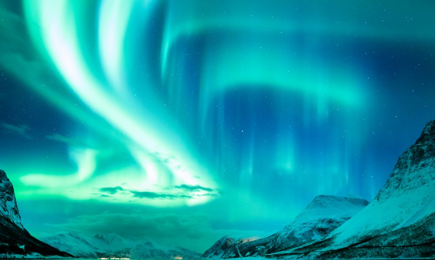 Aurora Boreal Na Noruega. Luzes Verdes Do Norte Acima Das