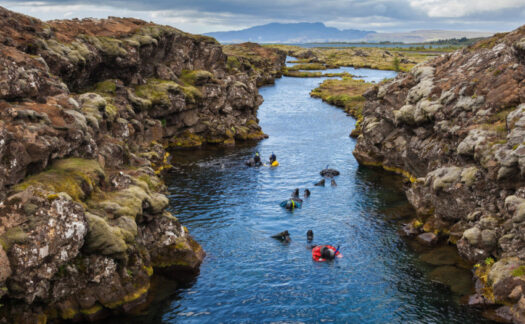 Como é mergulhar na Silfra, a fissura entre placas tectônicas na Islândia?
