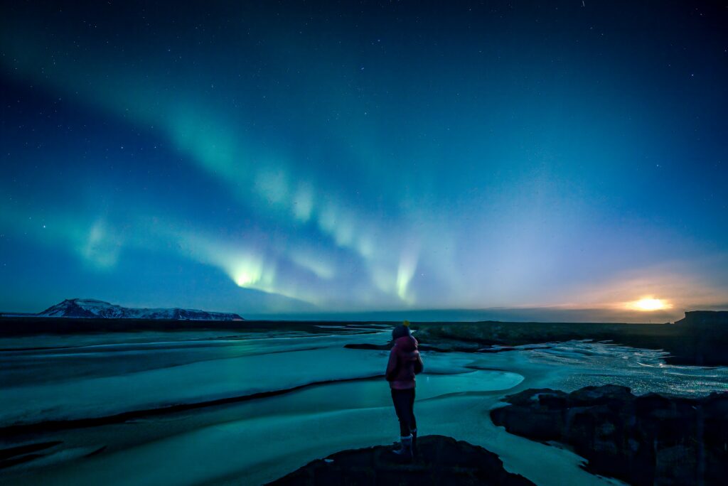 Pessoa vendo a Aurora Boreal