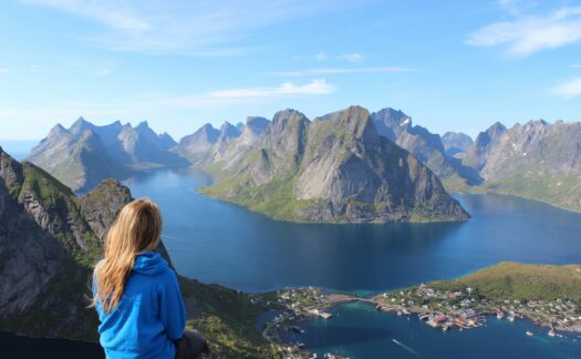 Destinos para viajar sozinha: lugares incríveis e seguros para desbravar