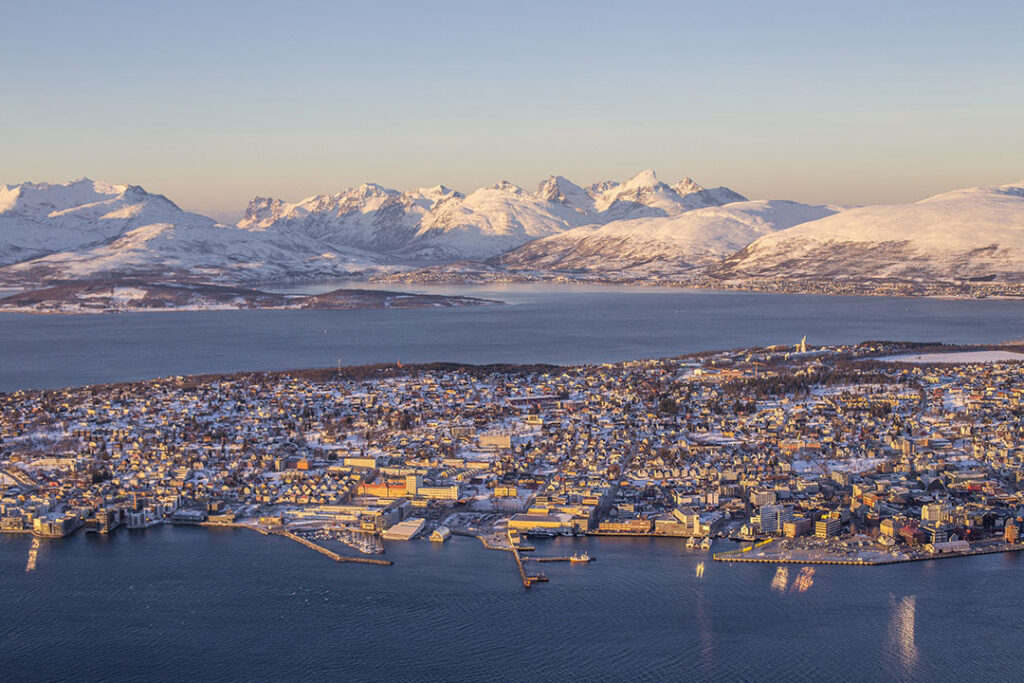 Imagem aérea da ilha de Tromso, na Noruega
